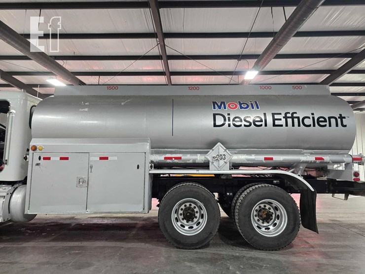2013-peterbilt-348-image-16