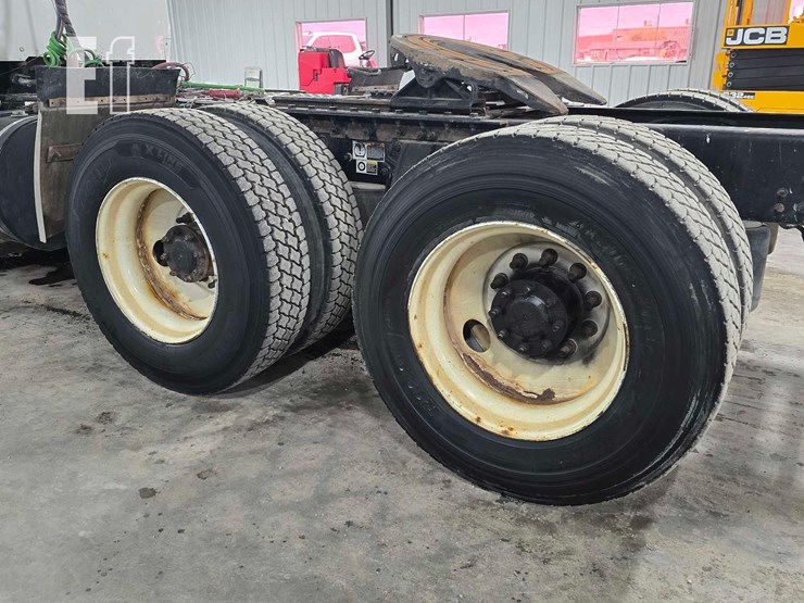 2015-kenworth-t680-image-21
