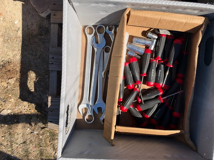 #41620-•-sockets,-wrenches,-and-screwdrivers-image-5