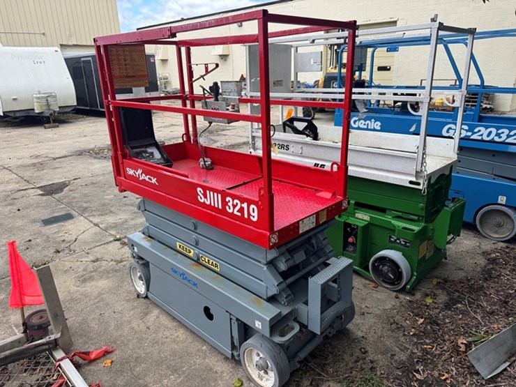 skyjack-sjiii-3219-25'-scissor-lift---322-hours-showing---old-batteries-will-not-charge-image-4