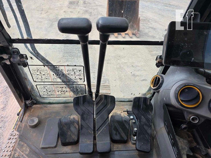 2023-jcb-220x-lc-image-15