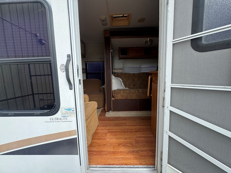 2004-prowler-lynx-28'-tag-along-travel-trailer-(salvage-title)---1ec2y302744000168-image-5