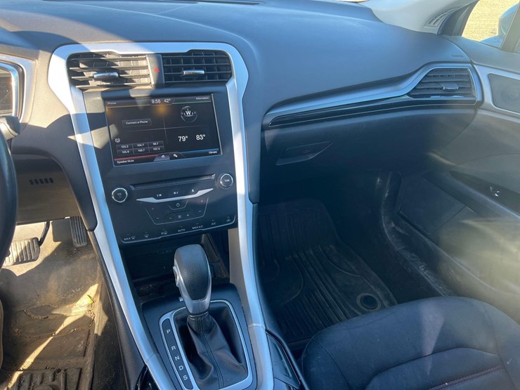 2013-ford-fusion-se-sedan-image-11