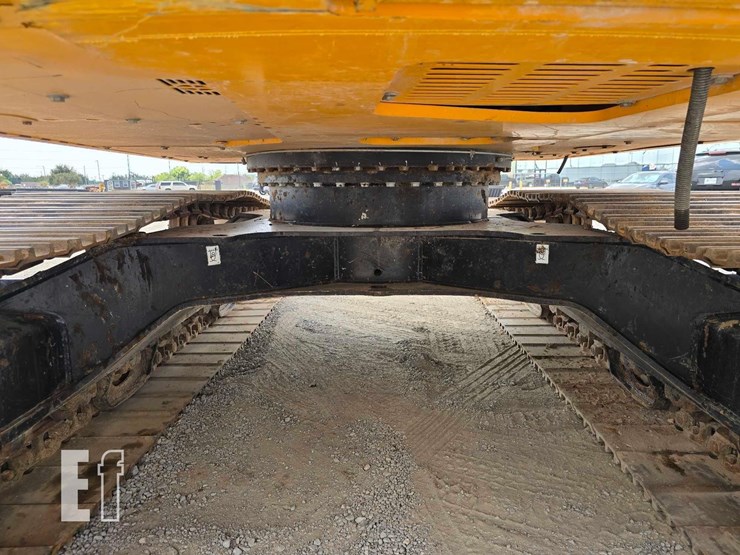 2023-jcb-220x-lc-image-25