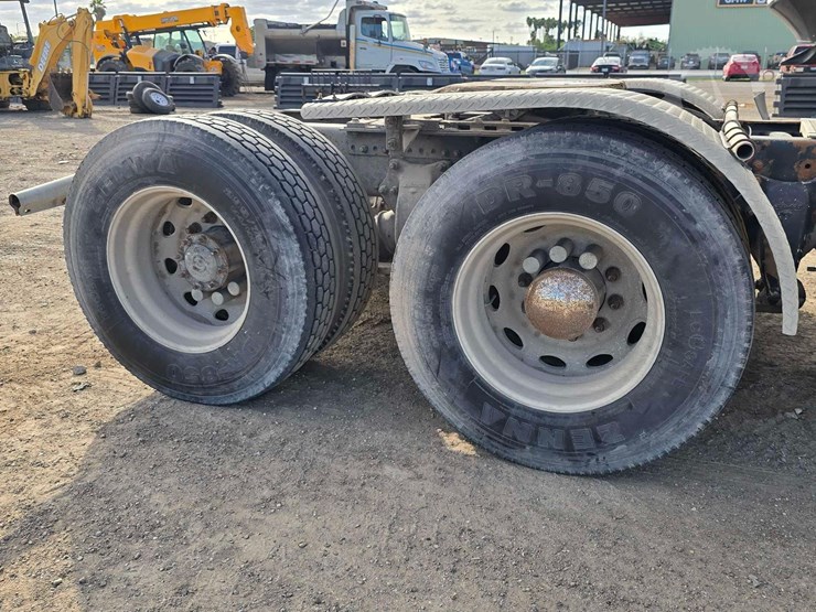 2001-freightliner-fld120-image-23