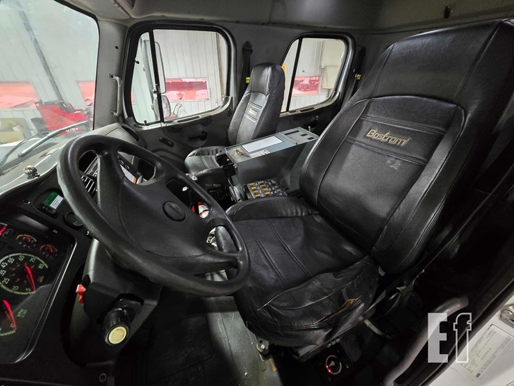 2016-freightliner-108sd-image-9