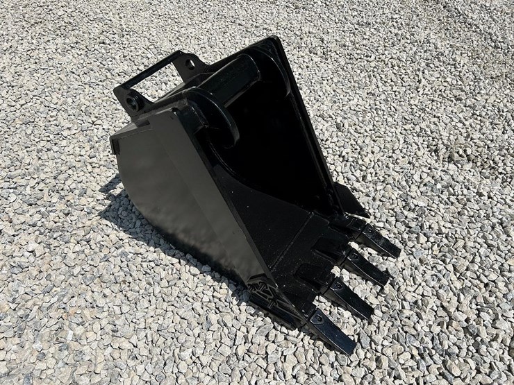 18"-x-change-bucket-for-a-bobcat-excavator-image-3