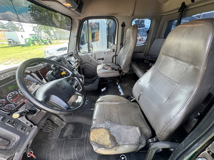 2023-freightliner-m2-medium-duty-flatbed-rollback-detroit-dd8-diesel---199,523-miles-showing-image-5