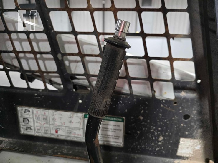 2013-bobcat-t110-image-15