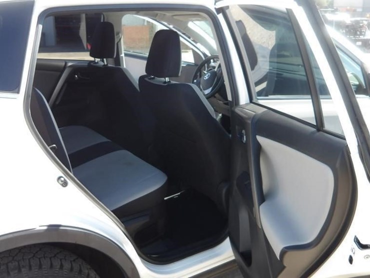 2016-toyota-rav4-xle-image-12