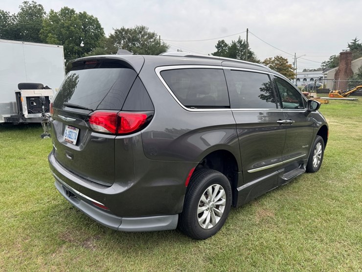 2019-chrysler-pacifica-touring-l-minivan---4d-braunability-wheelchair-access---14,073-miles-showing-image-3