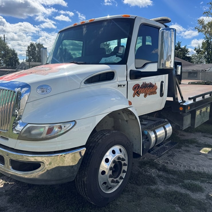 2021 INTERNATIONAL MV607 SBA MEDIUM DUTY FLATBED ROLLBACK CUMMINS DIESEL - 278,506 MILES SHOWING