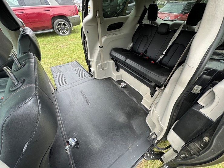 2019-chrysler-pacifica-touring-l-minivan---4d-braunability-wheelchair-access---14,073-miles-showing-image-7