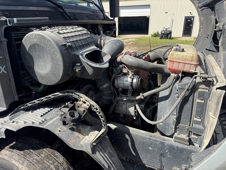 2006-volvo-vnl-sleeper-cab-road-tractor-cummins-isx---13-speed-manual-trans-1,304,857-miles-showing-image-8