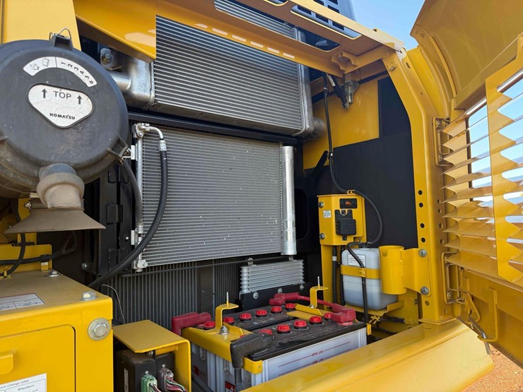 2021-komatsu-pc170lc-11-excavator-image-21