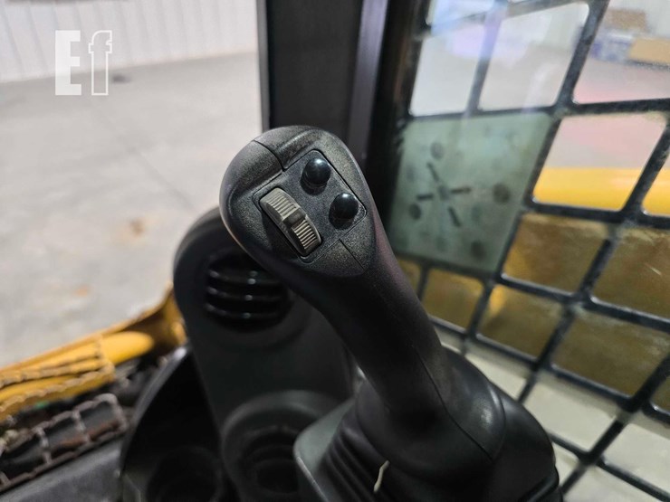 2021-caterpillar-299d3-image-17
