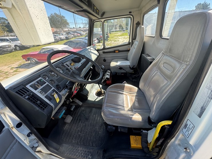 2000-freightliner-fl80-bucket/boom-truck---cat-3126-diesel---spicer-6-speed-manual---miles-unknown-image-5