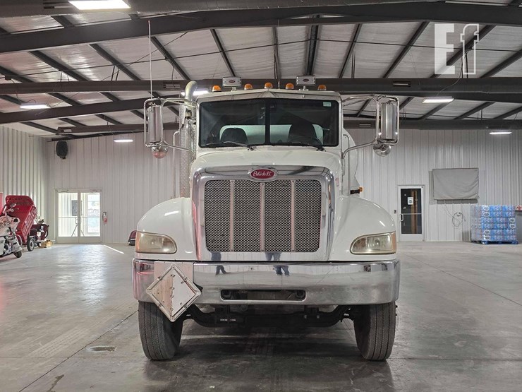 2013-peterbilt-348-image-7
