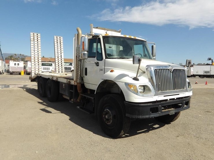 2007-international-7600-equipment-hauler-truck-image-2