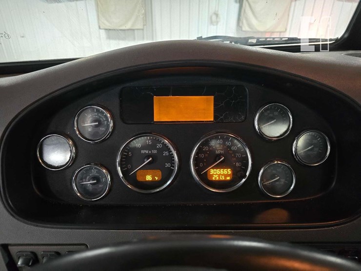 2013-peterbilt-348-image-12