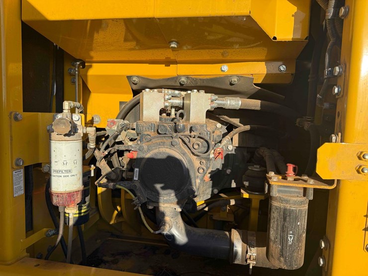 2021-komatsu-pc170lc-11-excavator-image-18