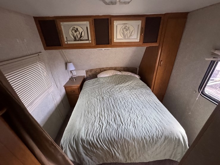 2004-prowler-lynx-28'-tag-along-travel-trailer-(salvage-title)---1ec2y302744000168-image-11