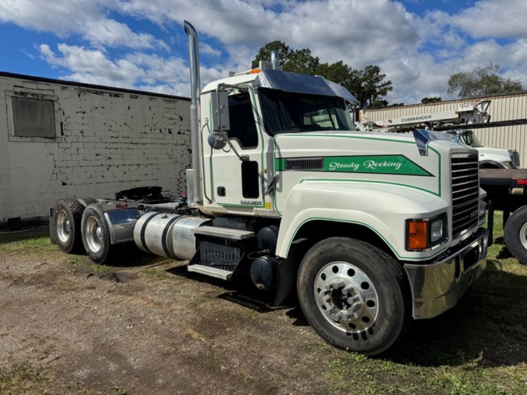 2013-mack-chu613-day-cab-semi-w/-wet-kit-445-hp-mack-mp8---13-spd-manual-trans-294,630-miles-showing-image-2