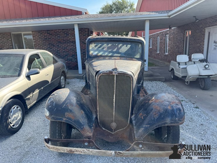 run-#16---1933-chevrolet-4-door-sedan-image-2