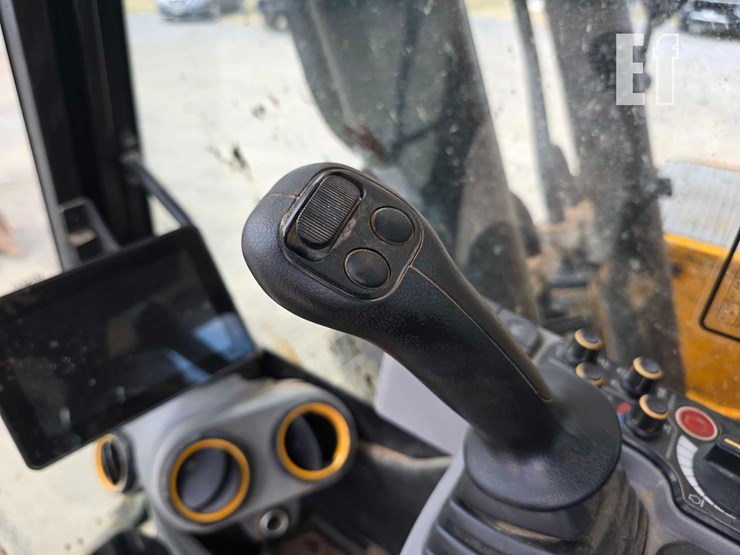 2023-jcb-220x-lc-image-16