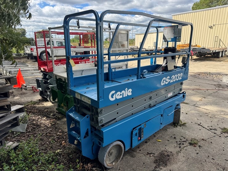 genie-gs-2032-scissor-lift-(stuck-in-low-speed-mode)-356-hours-showing-old-batteries-will-not-charge-image-3