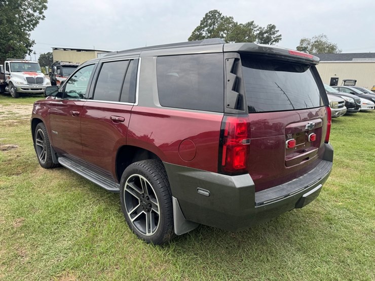 2020-chevrolet-tahoe-lt-suv---4wd-(2-tone-gray/red-paint)---5.3l-v8---128,688-miles-showing-image-4