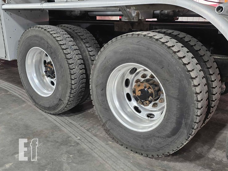 2013-peterbilt-348-image-20