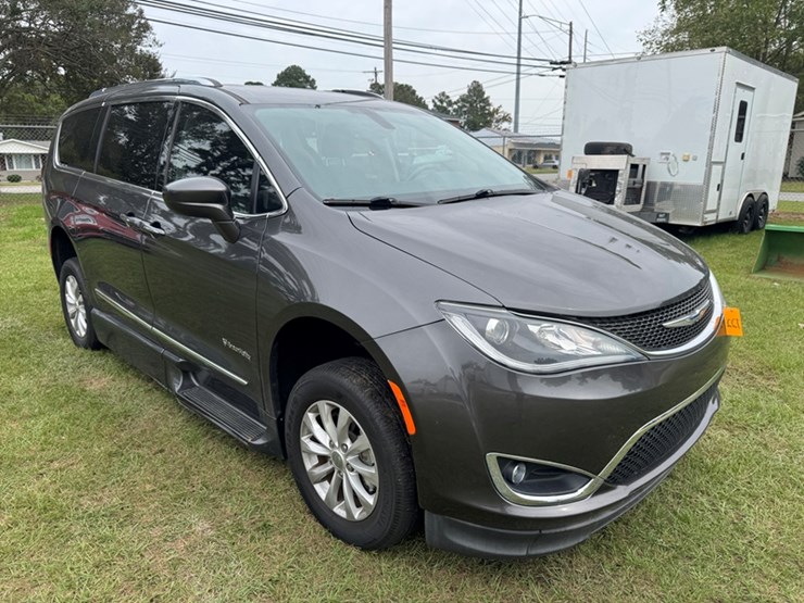 2019-chrysler-pacifica-touring-l-minivan---4d-braunability-wheelchair-access---14,073-miles-showing-image-2
