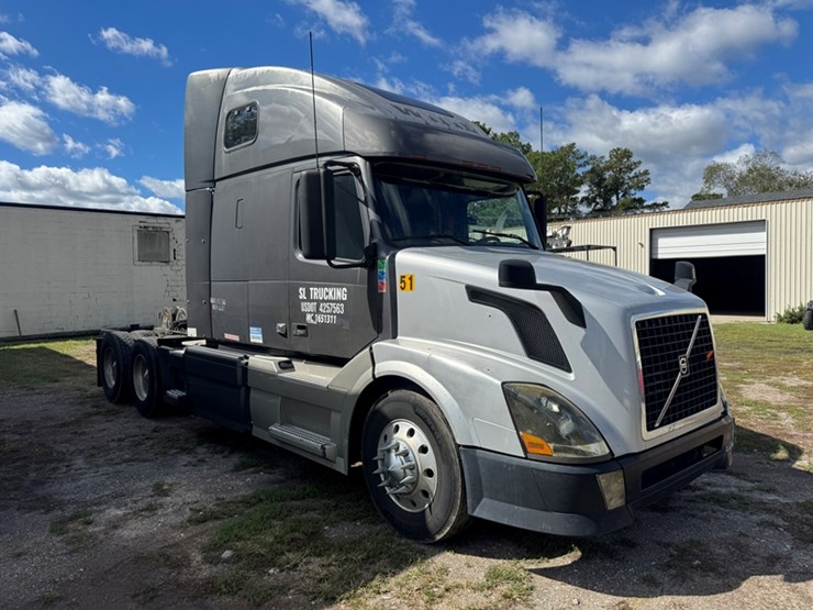 2006-volvo-vnl-sleeper-cab-road-tractor-cummins-isx---13-speed-manual-trans-1,304,857-miles-showing-image-2