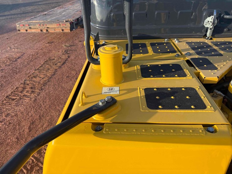 2021-komatsu-pc170lc-11-excavator-image-9