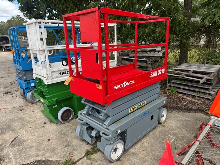 skyjack-sjiii-3219-25'-scissor-lift---322-hours-showing---old-batteries-will-not-charge-image-1