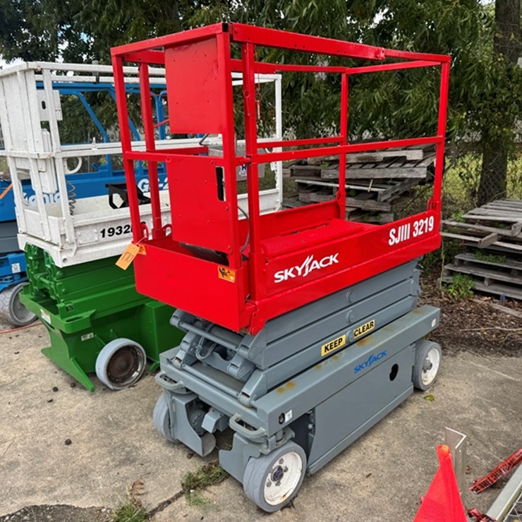 SKYJACK SJIII 3219 25' SCISSOR LIFT - 322 HOURS SHOWING - OLD BATTERIES WILL NOT CHARGE