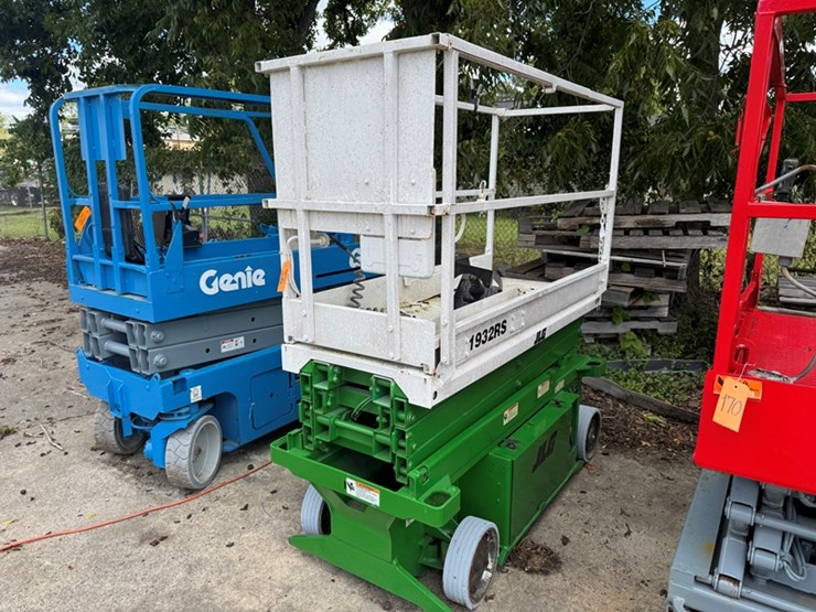 jlg-1932rs-26'-scissor-lift-390-hours-showing---old-batteries-will-not-charge-image-1