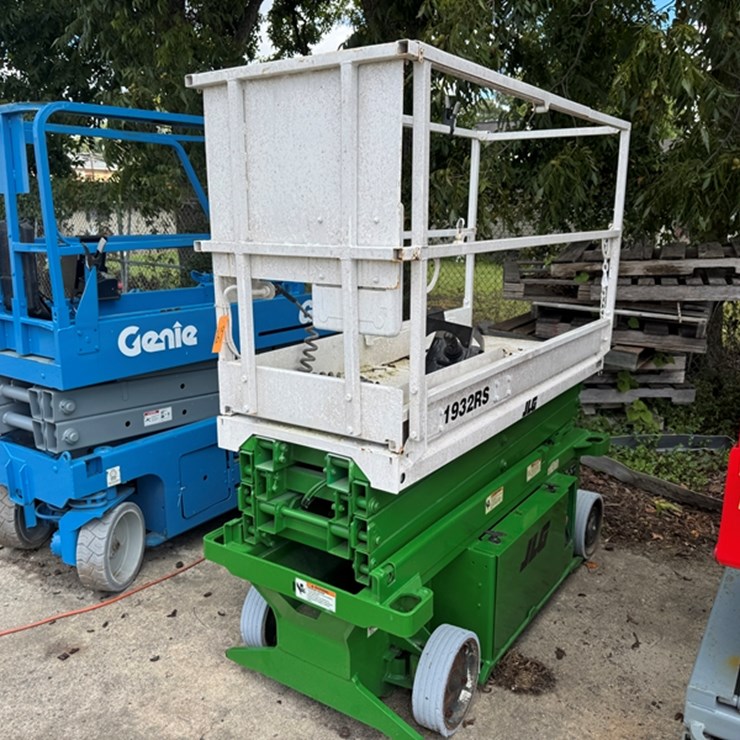 JLG 1932RS 26' SCISSOR LIFT 390 HOURS SHOWING - OLD BATTERIES WILL NOT CHARGE