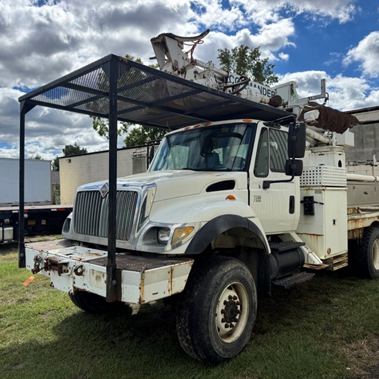 2003 INTERNATIONAL WORKSTAR 7300 DIGGER DERRICK TRUCK - 4WD - 6 SPD MANUAL 122,710 MILES SHOWING