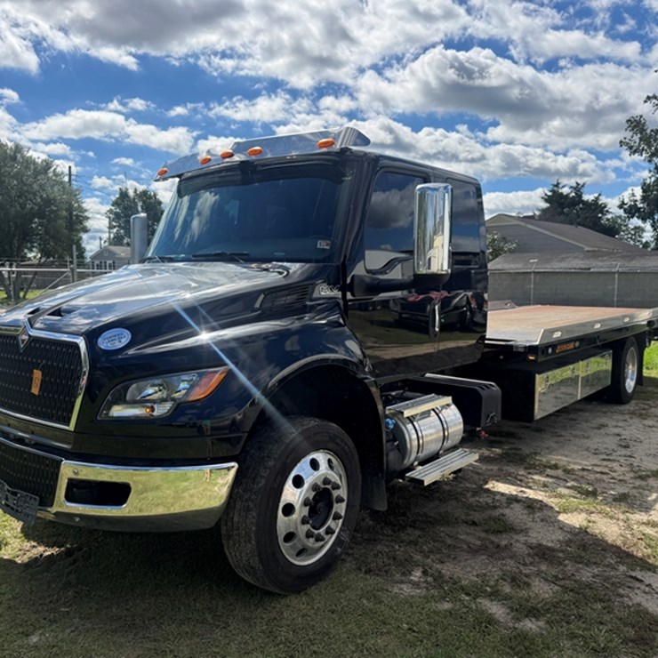 2023 INTERNATIONAL MV607 SBA MEDIUM DUTY FLATBED ROLLBACK - 176,222 MILES SHOWING