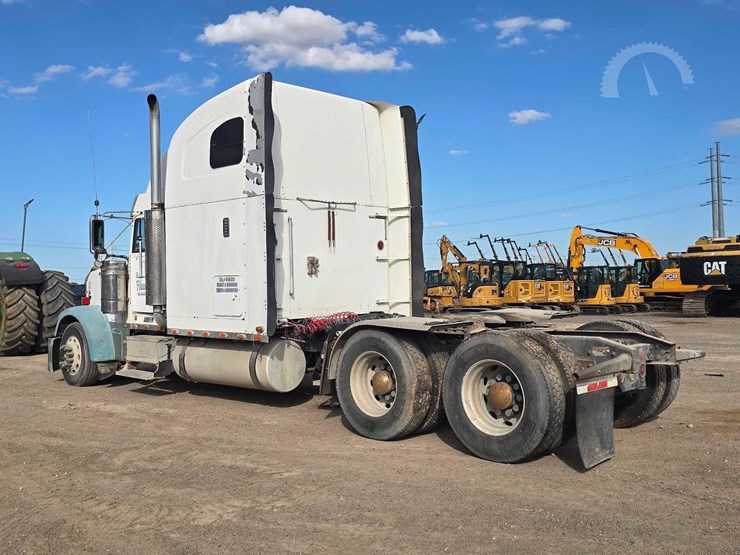 2001-freightliner-fld120-image-4