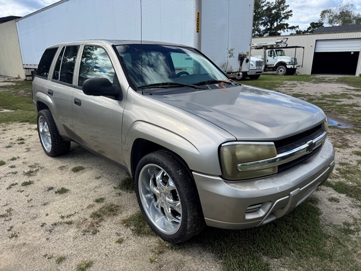2003-chevrolet-trailblazer-ls-suv-image-2