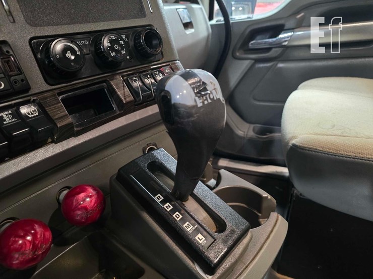 2015-kenworth-t680-image-15
