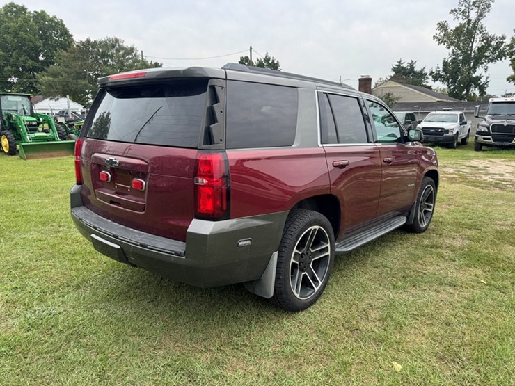 2020-chevrolet-tahoe-lt-suv---4wd-(2-tone-gray/red-paint)---5.3l-v8---128,688-miles-showing-image-3