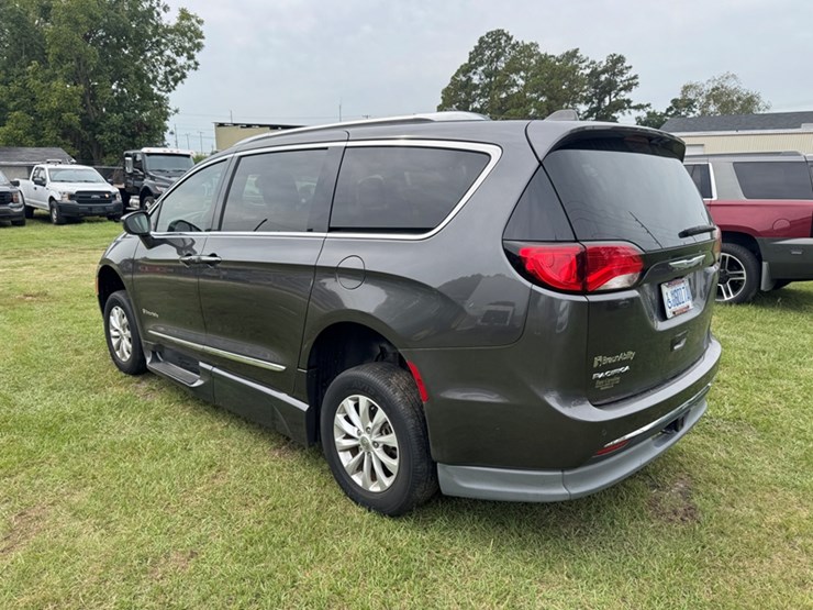 2019-chrysler-pacifica-touring-l-minivan---4d-braunability-wheelchair-access---14,073-miles-showing-image-4