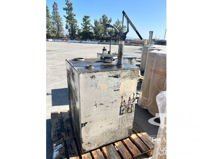 55-gallon-product-tank-w/hand-pump-image-2