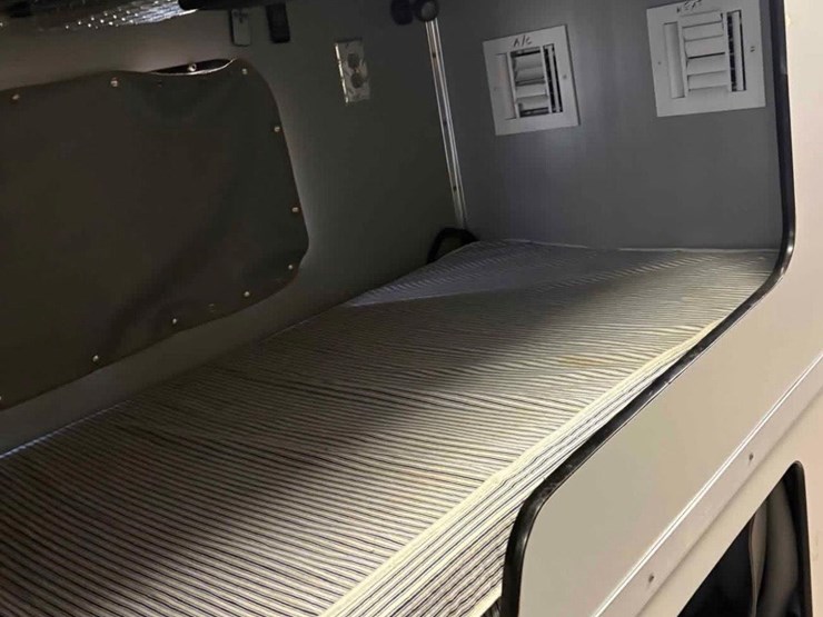 2004-freightliner-bunk-truck/motorhome-image-6