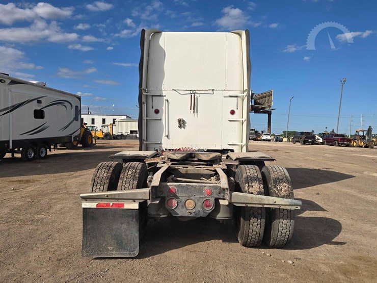 2001-freightliner-fld120-image-8