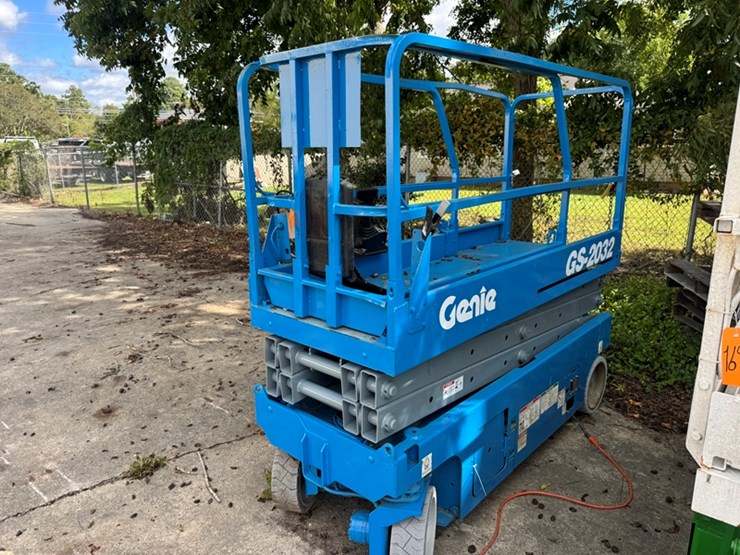 genie-gs-2032-scissor-lift-(stuck-in-low-speed-mode)-356-hours-showing-old-batteries-will-not-charge-image-1